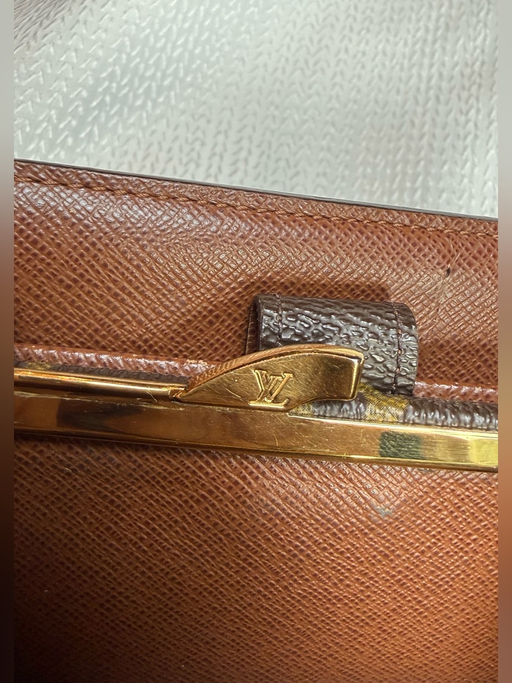 Louis Vuitton Monogram Kiss-lock Bifold Wallet - Picture 8 of 15